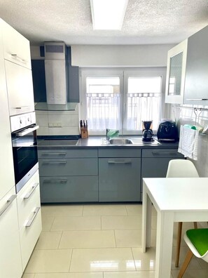 Ferienwohnung mit 75qm, 2 Schlafzimmer, max. 6 Erwachsene + 2 Kinder-Küche