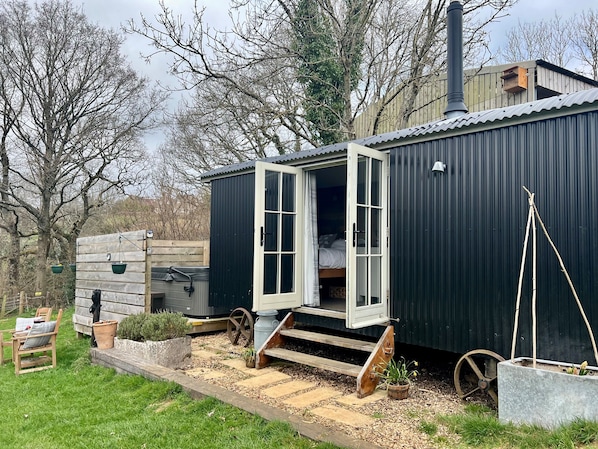 The Shepherds Snug, Powerstock: A rural gem for two with a hot tub