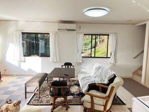 ・[Living room] Pets are welcome to stay with you (please consult in advance, pet accommodation fees apply, and you must wear manners pants on the first day)