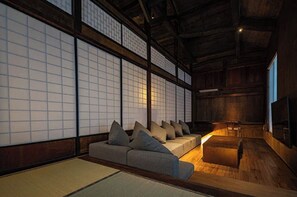 Relax in the evening with some drinks and TV.