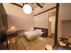 Although it's not large, this room is nice.