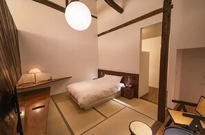Although it's not large, this room is nice.