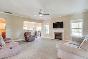 Living Room | Free WiFi | Central Heating & A/C | Smart TV | 1st Floor