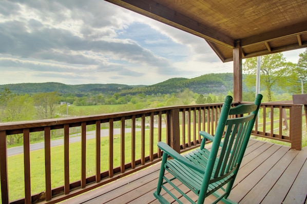 Mountain View Vacation Rental | 1BR | 1BA | 400 Sq Ft | 1 Step to Enter