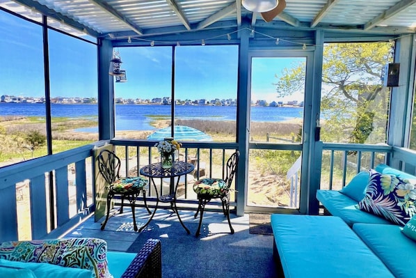 Cozy screened in Porch - feel the sea breeze while enjoying that fabulous water view