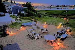 Mood lighting as you gather around the firepit - what a wonderful way to end your day!
