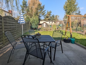 Sitzecke mit Blick in den Garten