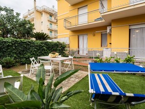 Jardin, Cour, Mobilier De Jardin, Balcon, Arrière-Cour, Plante D'Appartement, Aménagement Paysager, Chaise, Pot De Fleur