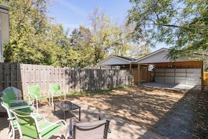 Backyard: 🌅 Tucked away, yet close to it all — your perfect home base.