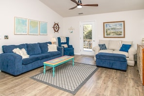 Living Area w Queen Sleeper Sofa