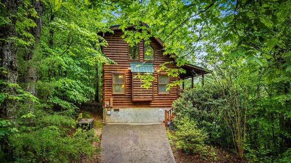 Cozy log cabin nestled in the woods, perfect for a peaceful escape surrounded by nature.