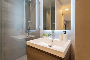 Your stylish Santiago refresh. Enjoy the modern comfort of our bathroom.