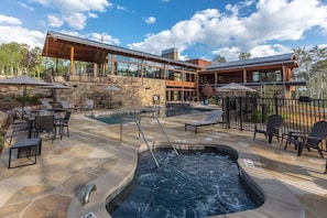 The Aspen House โ The modern, vibrant heart of the community, where refined yet casual atmospheres meet. Relax after a busy day, reconnect with friends and family.