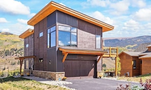 Modern Getaway โ Step into a contemporary oasis blending sleek architecture and outdoor charm. Enjoy tranquil escapes and luxurious mountain living in one place.