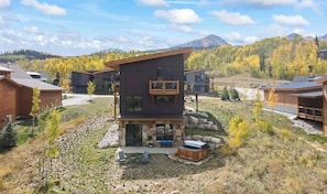 Modern Mountain Gem โ This four-bedroom, four-bath luxury residence is your gateway to the Colorado Rockies. Revel in contemporary design, premium finishes, and stunning views.