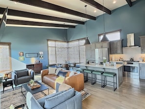 Open Concept Living โ Bright windows with motorized blinds fill this light-filled sanctuary. Revel in sweeping mountain views and modern finishes that elevate every moment.
