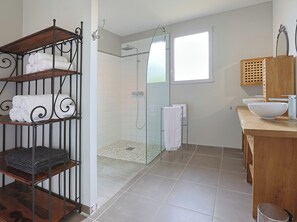 Salle de bain adaptée PMR, double vasque et WC