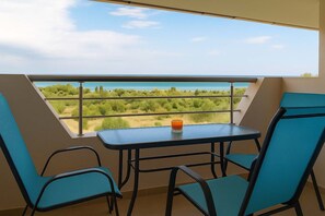 Balcony with loungers and seaview – Balcony setup facing the sea, ideal for relaxing.

