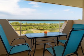 Balcony with loungers and seaview – Balcony setup facing the sea, ideal for relaxing.