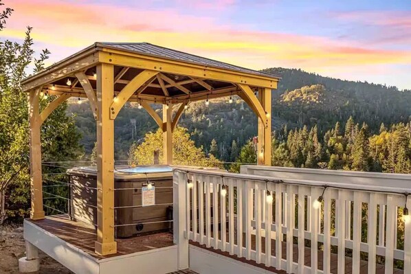 Outdoor spa tub