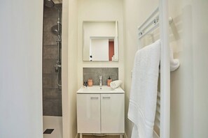 salle de bain avec douche et toilette