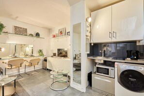 Cuisine équipée avec espace repas