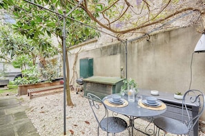 Jardin privatif avec espace repas