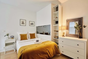 Chambre en mezanine avec lit double et salle de bain attenante