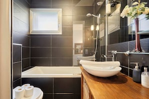 Salle de bain complète avec douche, lavabo et toilette