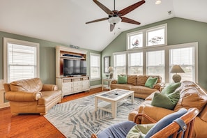 Living Room | Top Level | Central A/C & Heating | Free WiFi
