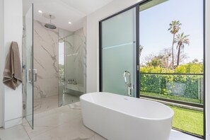 Design award-winner, gated villa.
MASTER BEDROOM’S EN-SUITE FULL BATHROOM.