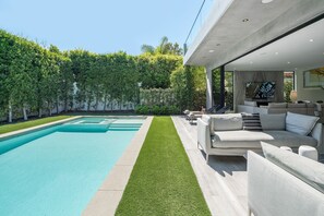 6500 sqft in & outdoor living space. Spacious backyard & heated pool & spa & bbq