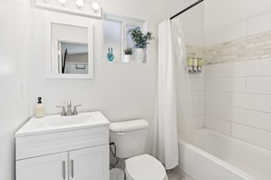Full Bathroom w/ Tub