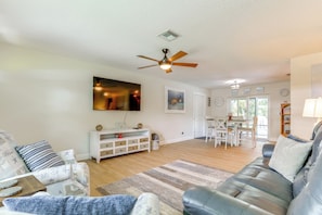 Living Room | Free WiFi | Smart TV | Central Heating & Air Conditioning
