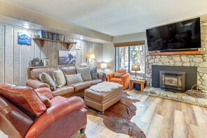 Living Room | Queen Sleeper Sofa | Free WiFi | Electric Heaters