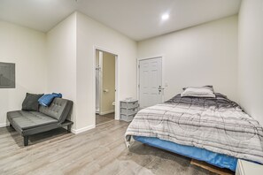 Studio | Sleeping Area | Queen Bed | Linens Provided | Central Heating