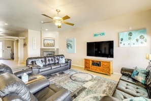 Living Room | Free WiFi | Smart TV | Fireplace