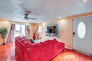 Living Room | 1st Floor | Smart TV | Free WiFi
