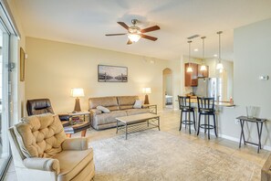 Living Room | Central A/C & Heat | Free WiFi | Smart TV