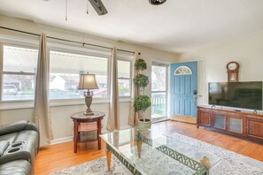 Living Room | Smart TV | Free WiFi | Central A/C & Heating