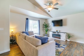 Living Room | Central A/C & Heating | Free WiFi