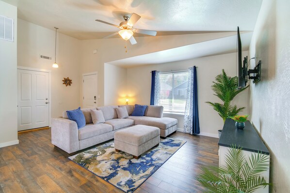 Grants Pass Vacation Rental | 3BR | 2BA | 1,320 Sq Ft | 2 Steps to Enter