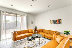 Living Room | Smart TV | Free WiFi | Central A/C & Heating
