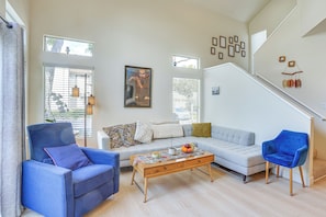 Living Room | Smart TV | Central Air Conditioning/Heat | 1st Floor