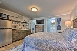 Queen sized bed and Smart TV for all your apps.