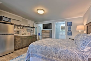 Queen sized bed and Smart TV for all your apps.