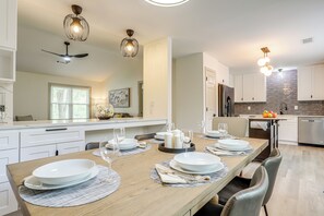 Dining Area | Free WiFi | Central Air Conditioning/Heat