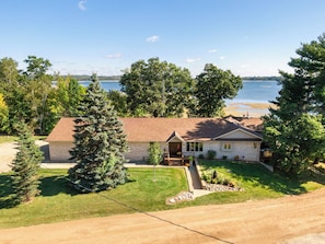 Nothing but space in the front yard, back yard and everywhere in between!