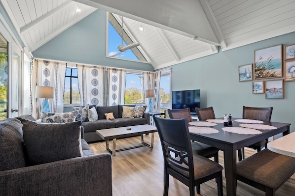 Spacious and Vaulted living with a queen size sofa sleeper and dining for 6