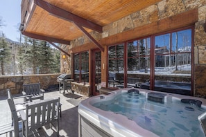 Deck: Gas grill, private access, 8-person hot tub
